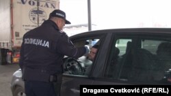 'Ja se ne osećam dobro ako moram dva puta da promenim tablice kada idem u Zagreb, na izlasku sa Kosova i na izlasku iz Srbije. To mora da se eliminiše', kaže Grdžaliju (na fotografiji kontrola na prelazu Merdare između Srbije i Kosova)