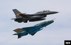 Până în luna aprilie, Aviația Română avea active două escadrile de avioane MiG-21 și o escadrilă de F-16. Avioanele americane pot lovi cu precizie și ținte la sol, cele sovietice nu au această precizie.