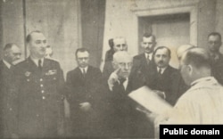 'Maček (na fotografiji inaugrisan za potpredsednika Simovićeve vlade) je to radio unutar zajedničke jugoslavenske države, što nije isto kao oni dogovori iz 90-ih godina, kada se pokušavalo naći razgraničenje između Hrvatske i Srbije.'