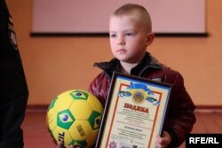 Иван Калинин с благодарственной грамотой от Нацполиции