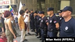 Neki od učesnika protesta i pripadnici policije u Ulici Majke Jevrosime u centru Beograda