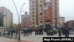 Okupljeni građani na trgu, Severna Mitrovica
