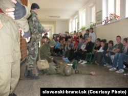 «Словацькі новобранці» розповідають про себе в одній зі шкіл