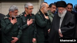 Vrhovni vođa ajatolah Ali Hamnei (desno) i IRGC žele da napadnu Izrael, ali interne debate o povezanim rizicima doprinose odlaganju napada. (arhivska fotografija)