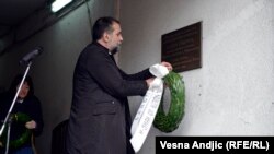 Vukašin Obradović polaže venac na mesto gde je ubijen Ćuruvija