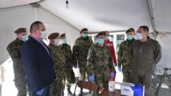 Ministar odbrane Srbije Aleksandar Vulin (prvi s desna) u poseti Moroviću, 21. mart