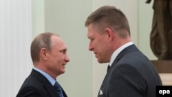 რუსეთის პრეზიდენტი ვლადიმირ პუტინი (მარცხნივ) და სლოვაკეთის პრემიერ-მინისტრი რობერტს ფიცო. მოსკოვი, 2 ივნისი, 2015.