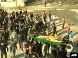 Sahrana žene koja je navodno ubijena u anti-vladinim protestima u području al-Hula u centralnoj sirijskoj provinciji Homs, 12. decembar 2011.