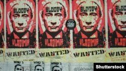 Ukoliko bi Kremlj uspeo u svom ogoljenom pokušaju da osvoji i apsorbuje Ukrajinu, to bi ugrozilo sve što je postignuto od pada Berlinskog zida 1989. godine. Fotografija: plakati sa likom Vladimira Putina i natpisom "krvavi Vladimir" na ostatku Berlinskog zida, 2018. godine.