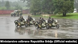 Stručnjaci napominju da vojna industrija Kine predstavlja svojevrstan hibrid, jer kombinuje rešenja zapadne i sovjetske tehnologije