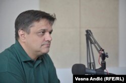 Zoran Gavrilović: Mislim da se u oba slučaja radi o svojevrsnoj obnovi javnosti jer je Vučić i onda i sada kontrolom medija uspeo da uguši javnost. Ja u šali kažem da ove proteste organizuje Vučić. Zašto? Zato što je urušio javnost i institucije, pa je građanima, koji žele da se se nešto promeni u društvu, jedino ostala ulica.