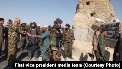 Abdul Rašid Dostum (levo, u uniformi, pruža ruku) na ratištu u provinciji Jawzjan, nepoznat datum