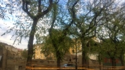 "Ulica je kulturno dobro, a sam objekat je bio samo valorizovan i on je izgubio svoju vrednost i status objekta od vrednosti, on se ne može uopšte rekonstruisati, pitanje dana kada bi taj objekat pao i vrlo je nebezbedan za prolaznike", kaže Luka Aćimović.