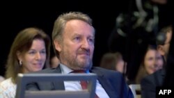 Na pitanje da li je spreman na najgori mogući scenario, Izetbegović je rekao: "Dakle na rat? Jesam."