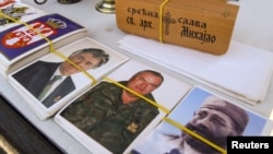 Latinka Perović: Pravo pitanje je da li su devedesete nestale (Foto: 'suveniri' na ulicama Beograda)