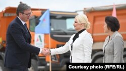 Aleksadar Vučić, predsednik Srbije, najavljuje razgovore sa Kinom i Indijom o izgradnji rafinerije. Zorana Mihajlović, ministarka energetike, podvlači da su "sve opcije" moguće u nastojanju Srbije da obezbedi naftu. Na fotografiji Vučić i Mihajlović, u prisustvu kineske ambasdorke u Srbiji Čen Bo, pozdravljaju se prilikom početka radova na putu Lakovac-Iverak, u centralnoj Srbiji, 17. juna 2020.