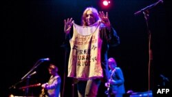 პატი სმითი რუსული პანკ-ბენდის, Pussy Riott-ის მაისურით. ოსლო, 2012