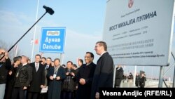 Na kraju, kaže Stefan Vladisavljev, projekte poput Mosta Zemun-Borča (na fotografiji svečanost puštanja u promet mosta) ili pruge Beograd-Budmpešta plaćaju građani Srbije, a ne Kina.