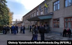 Часть горняков поддерживает своих коллег перед административным зданием шахты