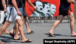 ჰიტლერი, სტალინი, პუტინი - კოლაჟი კიევის ქუჩებში. რუსეთში ასეთი ტრანსფარანატის გამოფენა ისჯება სს კოდექსით