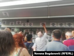Građani na ulazu u Javni servis RTS u Takovskoj lepe poruku "Stop lažima, budi normalan", Beograd, 8. jun