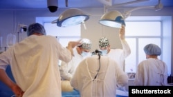 Hirurzi obavljaju operaciju (ilustrativna fotografija)