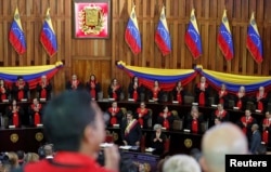 U Vrhvnom sudu u Karakasu Maduro se pojavio u četvrak i to u jeku žestokih protesta i ponovio da za njega nema odstupanja