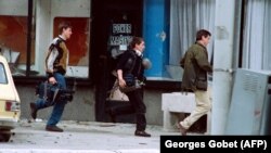 Medijska ekipa bježi pod vatrom snajpera, Sarajevo, maj 1992