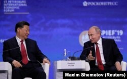 Ruski predsjednik Vladimir Putin i kineski predsjednik Si Đinping prisustvuju sjednici Međunarodnog ekonomskog foruma u Sankt Peterburgu u junu 2019.