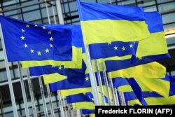 ევროკავშირისა და უკრაინის დროშები ევროპარლამენტის წინ სტრასბურგში, 2022 წ. 7 მარტი
