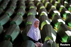 Detalj sa dženaze u Potočarima 2014. godine