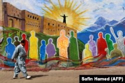 Mural slobode na zidu tvrđave u Arbilu, prestonici iračkog Kurdistana