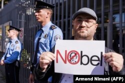 I na Kosovu su građani protestovali ispred Ambasade Švedske u Prištini, zbog dodjele Nobelove nagrade Handkeu, a radi njegove podrške Slobodanu Miloševiću