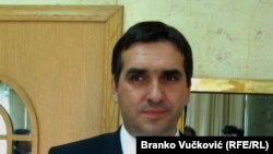 "On (Radomir Nikolić) je nastavio zaduživanje i sad je došlo do grla, ne samo u Kragujevcu, nego u čitavoj Srbiji“, kaže Radić