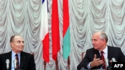 С Франсуа Миттераном (слева) связана славная эпоха в истории французских социалистов. На фото 1989 года Миттеран - на переговорах с советским лидером Михаилом Горбачевым