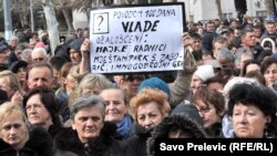 Protest korisnica naknada ispred Skupštine Crne Gore