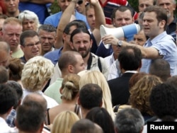 Borko Stefanović sa kosovskim Srbima kod sela Rudare, avgust 2011.