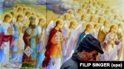 Prosvjednici koji su pobjegli od specijalne policije Berkuta sklonili su se u Katedrali sv. Mihaila. Na ovoj fotografiji, povrijeđeni demonstrant prolazi pokraj zida katedrale 30. novembra.