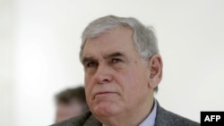 'Kada je reč o Kosovu, Stambolić je mislio da će moći da se dogovori sa Azemom Vlasijem (na fotografji). Međutim, to je išlo veoma teško.'