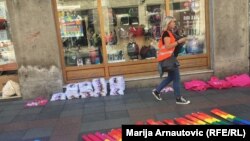 Rekviziti u Ulici Maršala Tita uoči Povorke ponosa