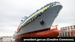 Ada-კლასის უკრაინული კორვეტი "ჰეტმანი ივან მაზეპა" წყალში ჩაშვების დროს. სტამბოლი, 2022 წლის 2 ოქტომბერი