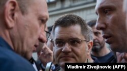Dragan Đilas (levo), lider Stranke slobode i pravde, Vuk Jeremić (u sredini), predsednik Narodne stranke, i Boško Obradović (desno), čelnik proruskog pokreta Dveri, tokom protesta protiv vlasti 17. marta 2019. u Beogradu.