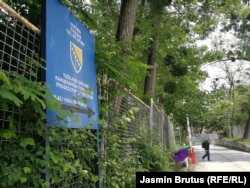 Glavnom tužiocu i zamjenicima glavnog tužioca mandat traje šest godina uz mogućnost ponovnog imenovanja (na fotografiji jedan od ulaza u krug Suda i Tužilaštva BiH u Sarajevu)