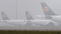 Lufthanzini avioni na pisti u Minhenu. Nemačka kompanija najavila je prepolovljavanje letova u vreme pandemije.