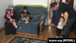 Рустем Якубов у себе вдома в Дрогобичі з дітьми і дружиною Ельзарою