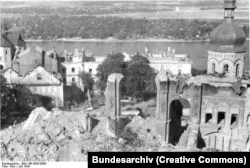 ღვთისმშობლის მიძინების ტაძრის ნანგრევები კიევ-პეჩორის ლავრაში, 1941 წელი.