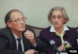 სერგეი კოვალიოვი და ანდრეი სახაროვის ქვრივი ელენა ბონერი. მოსკოვი, 1998 წ. ოქტომბერი.