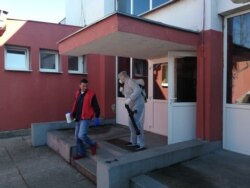 OŠ Branko Ćopić u koju je išlo dijete koje je zaraženo korona virusom. Škola danas ne radi, djeca su puštena kući, vrši se dezinfekcija kompletnog objekta