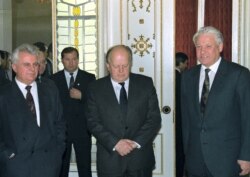 Ukrajinski predsednik Leonid Kravčuk (levo), beloruski lider Stanislav Šuškevič (u centru) i ruski predsednik Boris Jeljcin (desno) 8. decembra 1991, posle potpisivanje sporazuma o osnivanju Zajednice nezavisnih država.