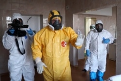 Kadirov je nosio zaštitno odelo u delu posete bolnici u Groznom 20. aprila…